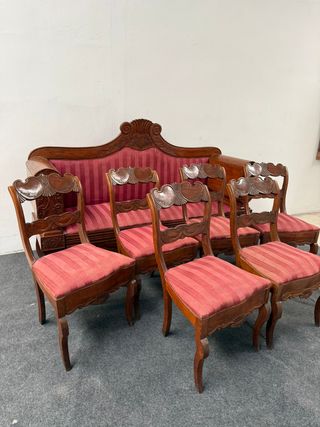 Elegante conjunto isabelino de sofá y 6 sillas.