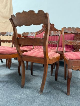 Elegante conjunto isabelino de sofá y 6 sillas.