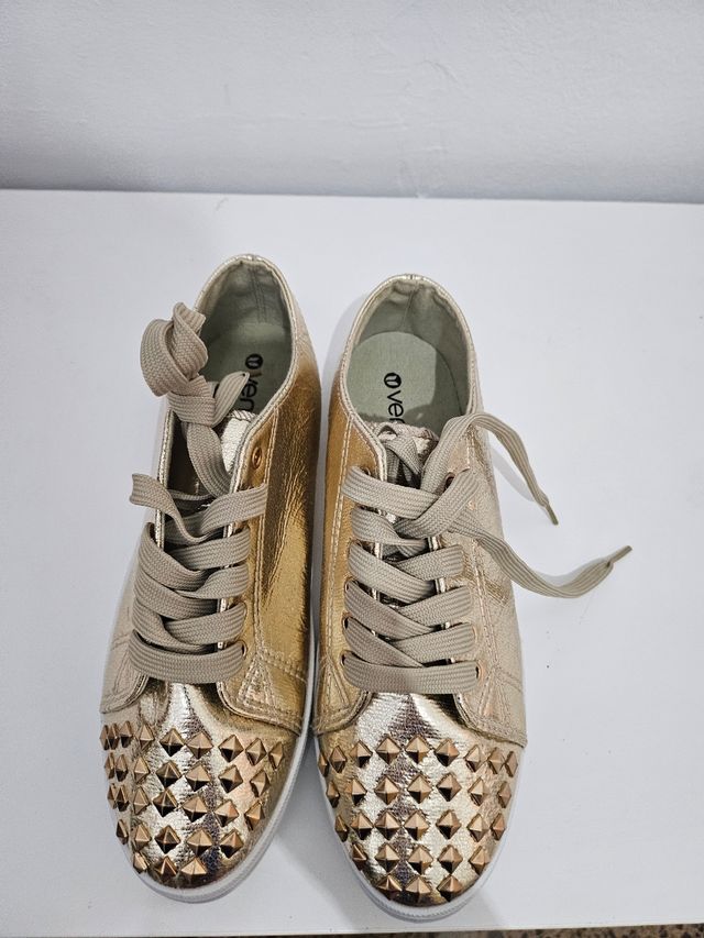 Bambas doradas con tachuelas