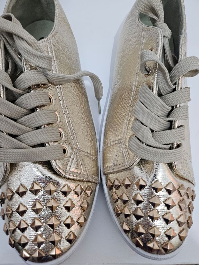 Bambas doradas con tachuelas