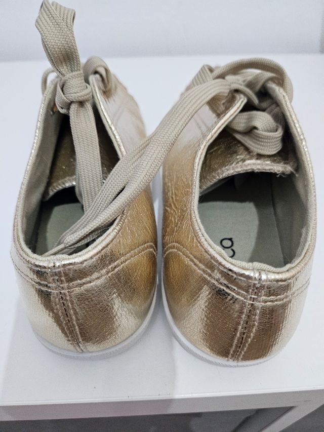 Bambas doradas con tachuelas