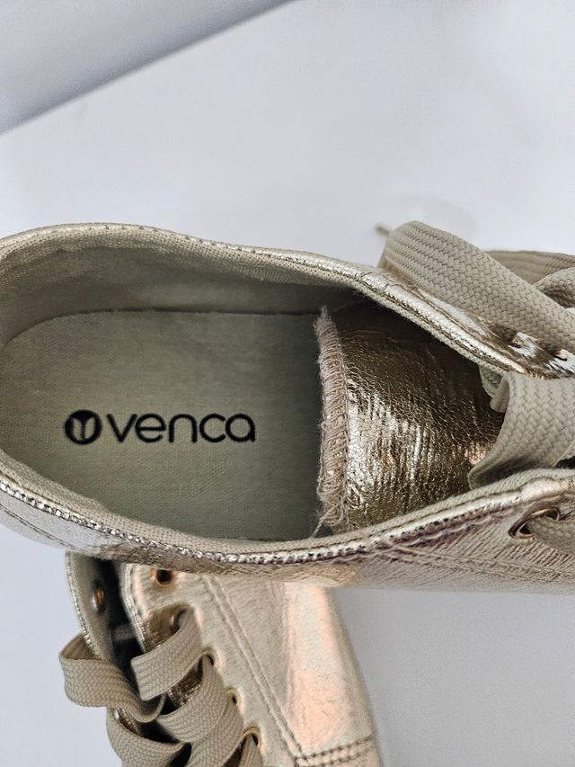 Bambas doradas con tachuelas