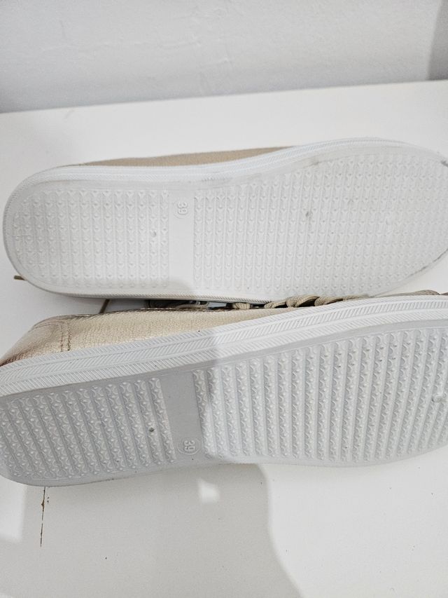 Bambas doradas con tachuelas