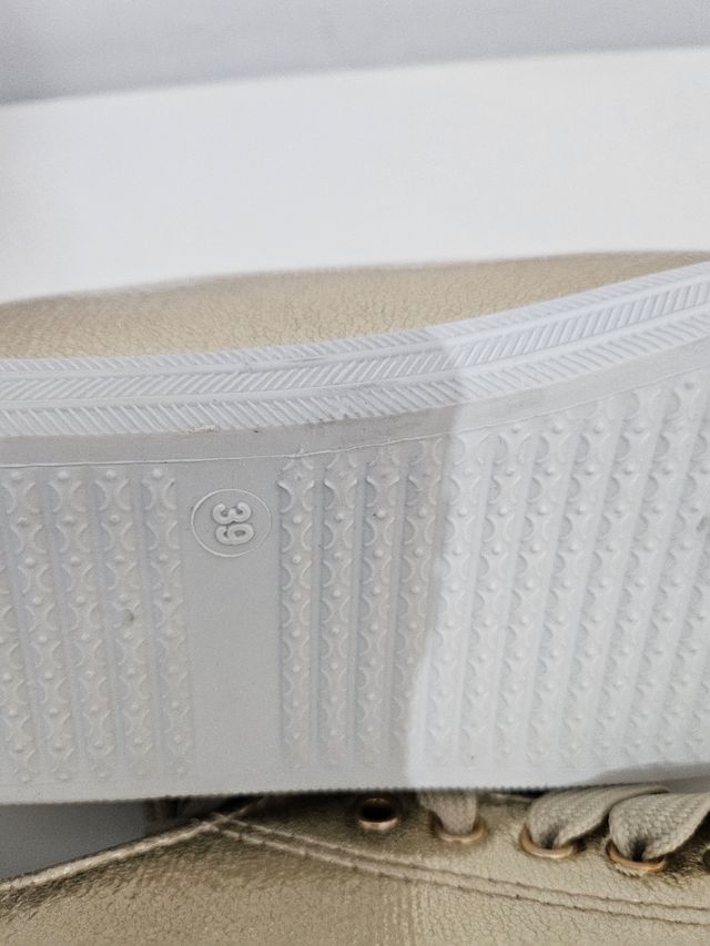 Bambas doradas con tachuelas