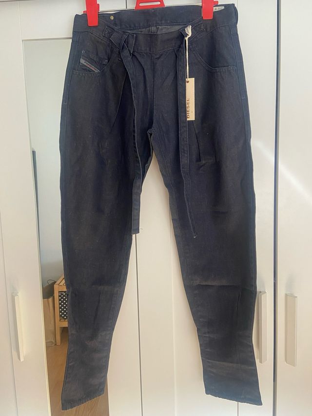 Vaqueros delgados Diesel negros, talla M