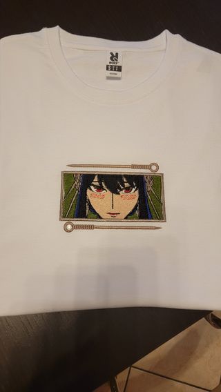 Maglietta bianca ricamo anime
Yor Forger