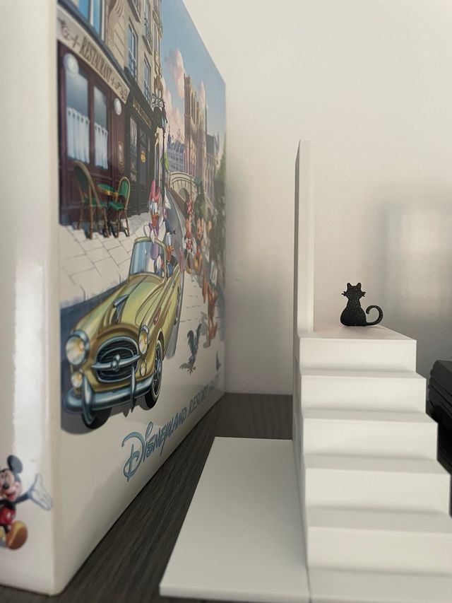 Sujeta libros: escalinata roja y blanca