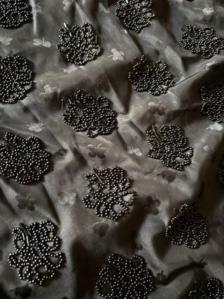 Delantal negro bordado a mano