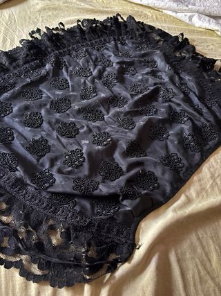 Delantal negro bordado a mano