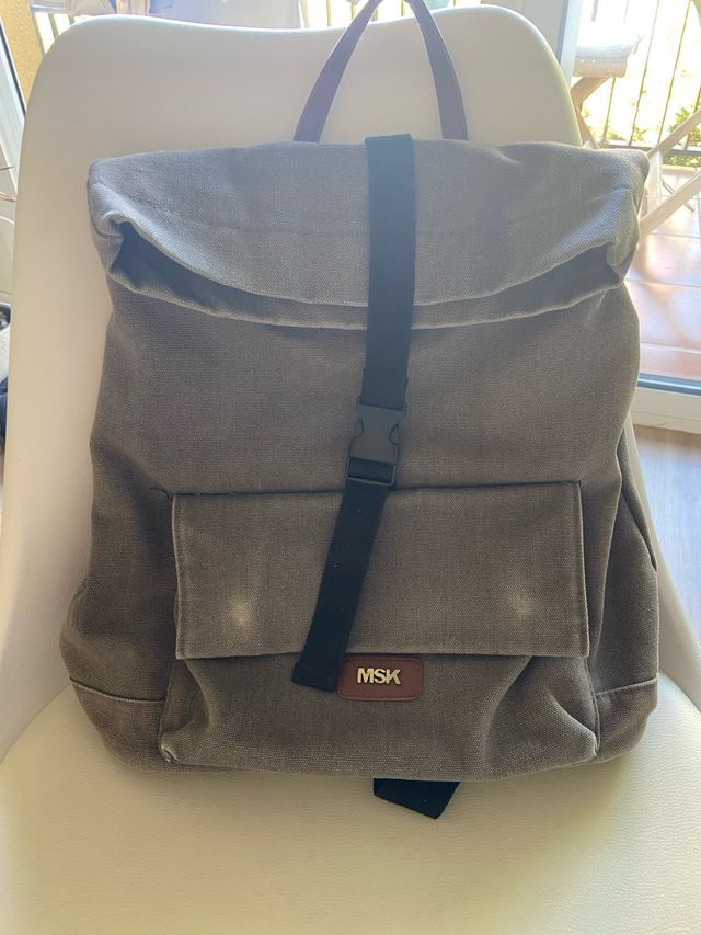 Mochila gris de trabajo