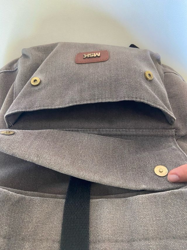 Mochila gris de trabajo