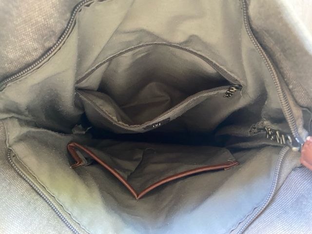 Mochila gris de trabajo