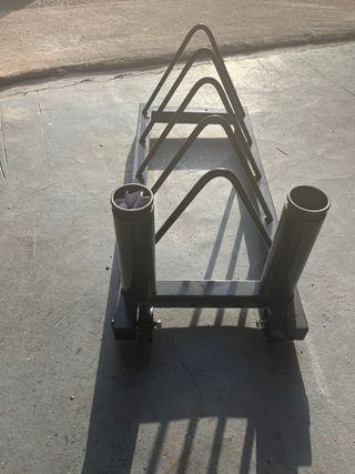 Soporte para pesas y barra . con ruedas.