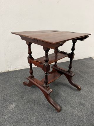 Bellissimo tavolino con forme.