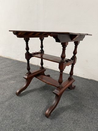 Bellissimo tavolino con forme.