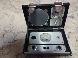 Radio antigua con correas