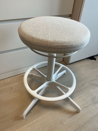Taburete Ikea Lidkullen blanco y beige