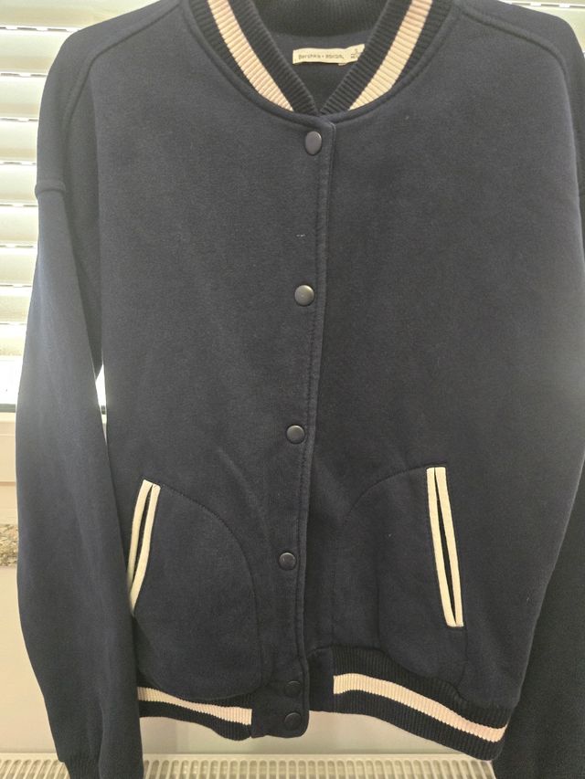 Cazadora universitaria azul