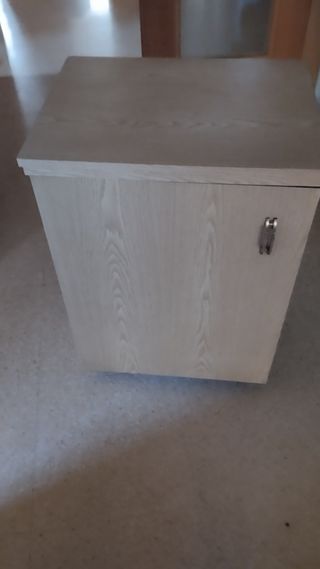 Máquina coser antigua con mueble