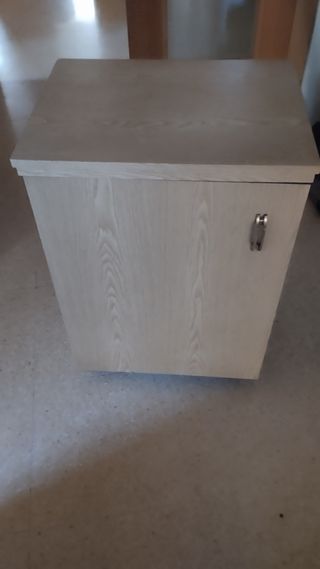 Máquina coser antigua con mueble