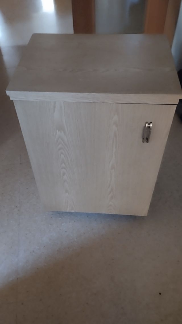 Máquina coser antigua con mueble