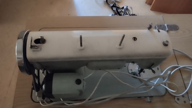 Máquina coser antigua con mueble