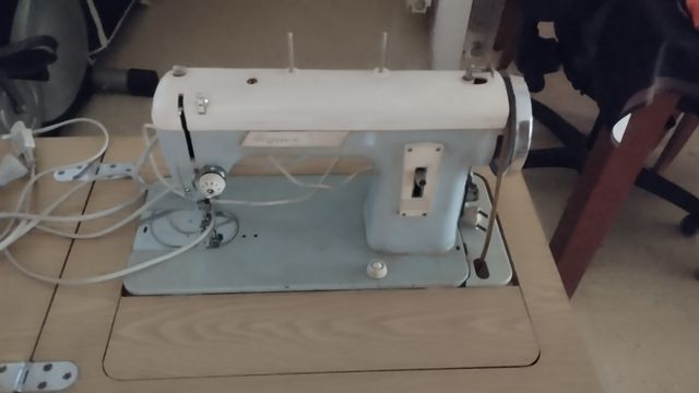 Máquina coser antigua con mueble