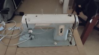 Máquina coser antigua con mueble