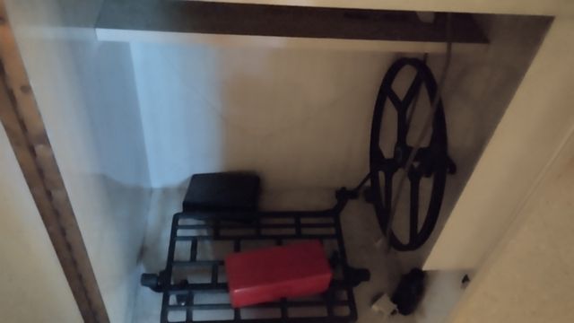 Máquina coser antigua con mueble