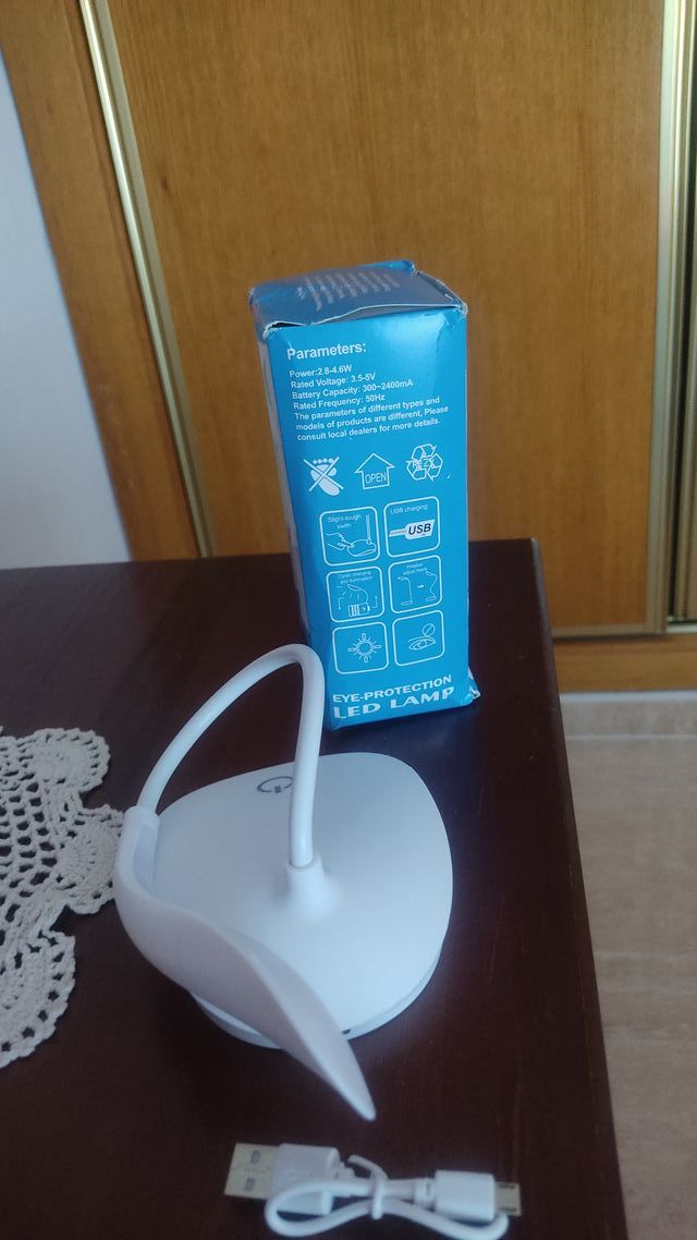 Lamparilla LED de escritorio blanca