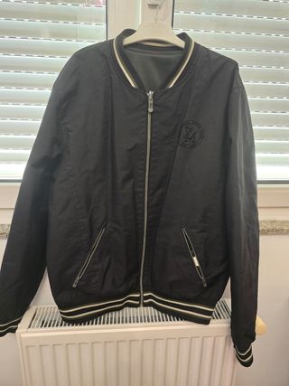 Cazadora universitaria negra.