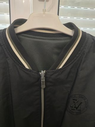 Cazadora universitaria negra.