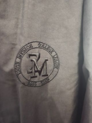 Cazadora universitaria negra.