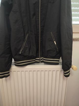 Cazadora universitaria negra.