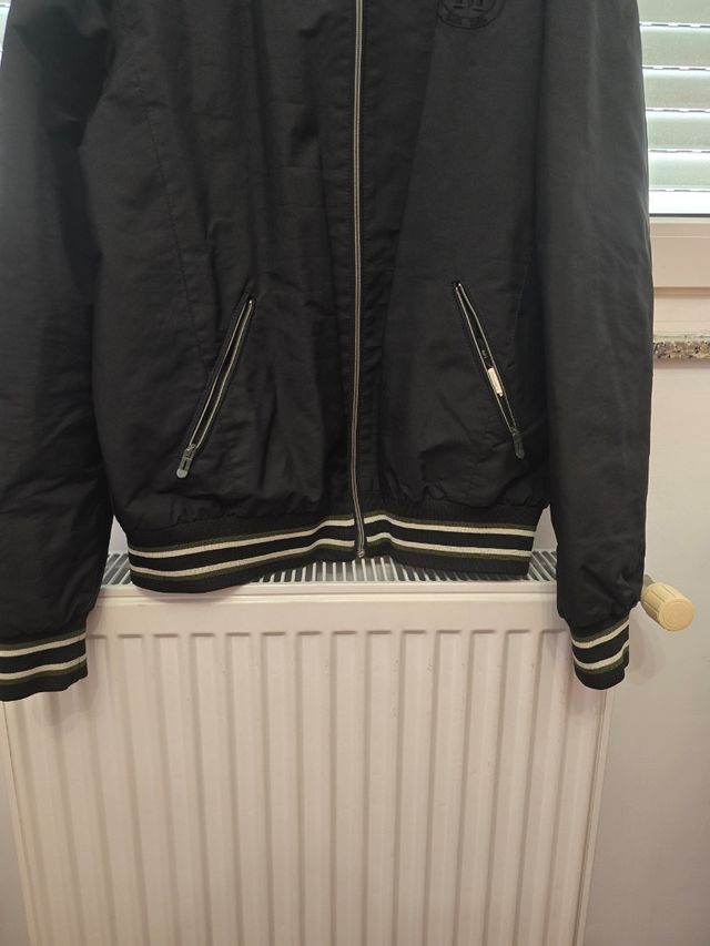 Cazadora universitaria negra.