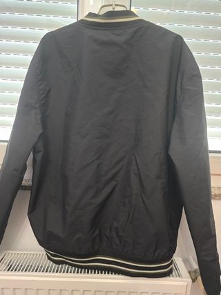 Cazadora universitaria negra.