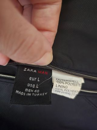 Cazadora universitaria negra.