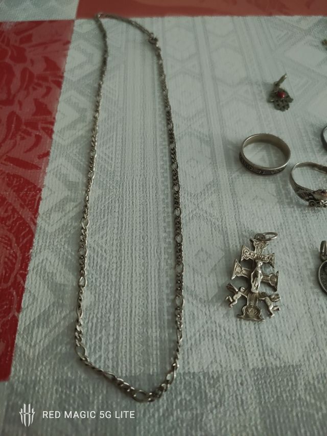 Plata antigua: anillos, colgantes y cadena