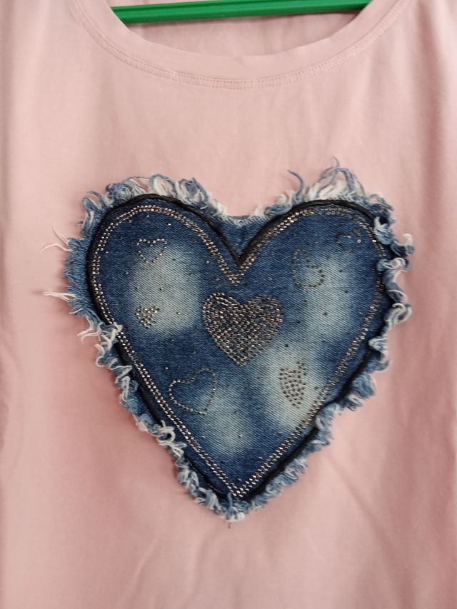 Camiseta rosa corazón vaquero