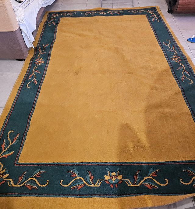 Alfombra de lana beige y verde