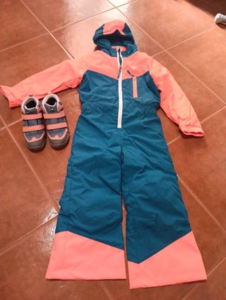 Mono de nieve y botas