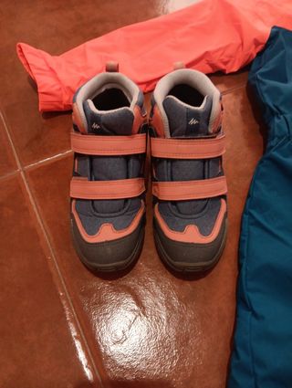 Mono de nieve y botas