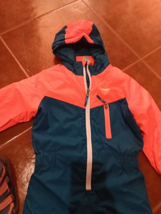 Mono de nieve y botas