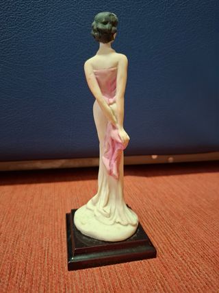 Statuetta Valentino by Miriam modella 