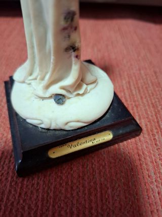 Statuetta Valentino by Miriam modella 