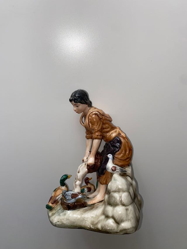 Figura porcelana mujer alimentado patos