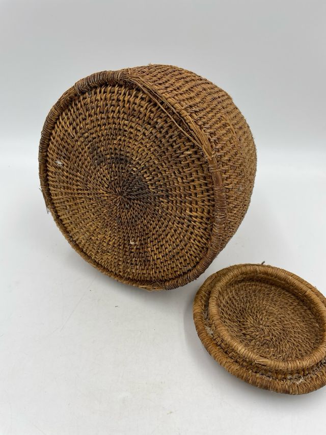 Escriño antiguo. Cesto de paja con tapadera.