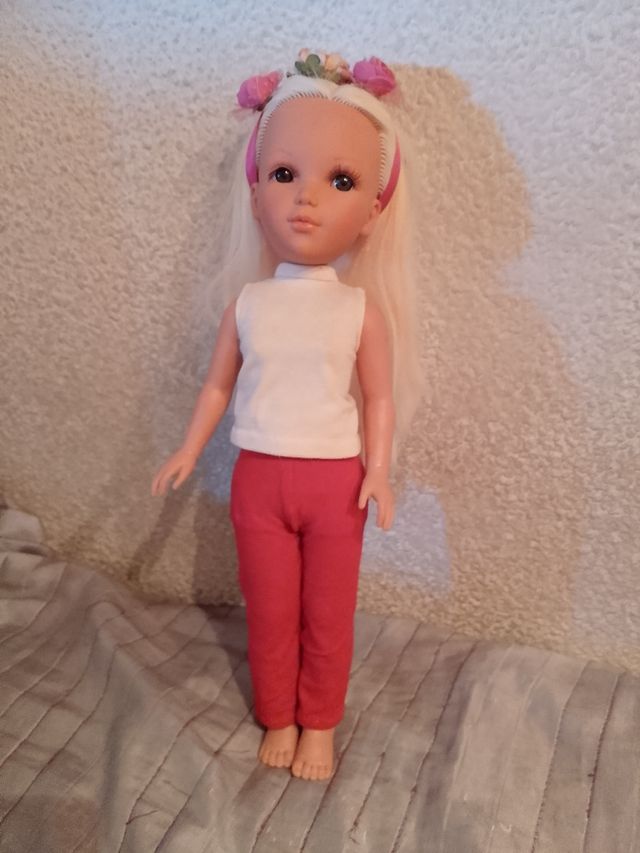 Muñeca de juguete preciosa