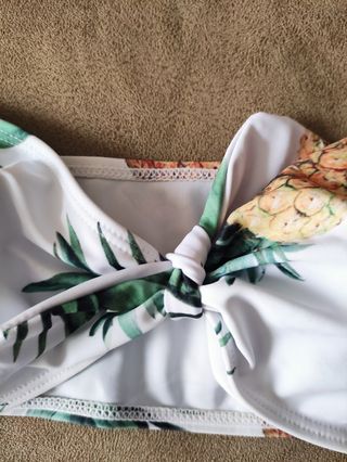 Bikini top blanco con estampado piña