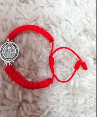2 Pulseras de color  rojo de San Benito